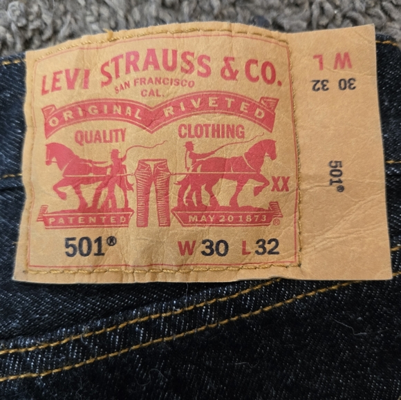 HOST PICK! ๐๐LEVIS NWT DARK 501 W30/L32 - Picture 5 of 6
